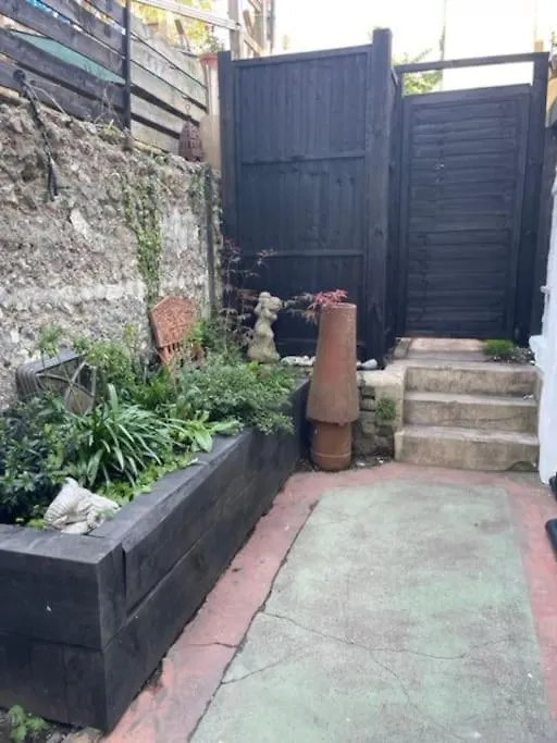 Homely Garden Apartment, Newly Refurbished - Sleeps Four Brighton