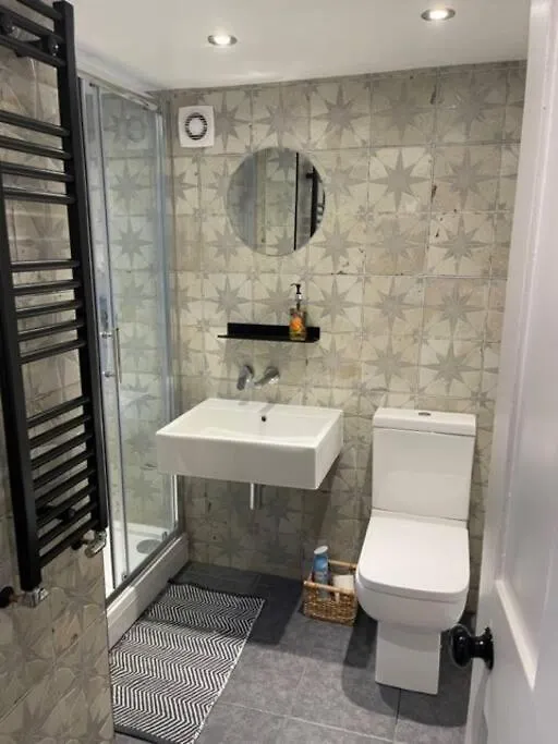 Homely Garden Apartment, Newly Refurbished - Sleeps Four Brighton 0*,  Reino Unido