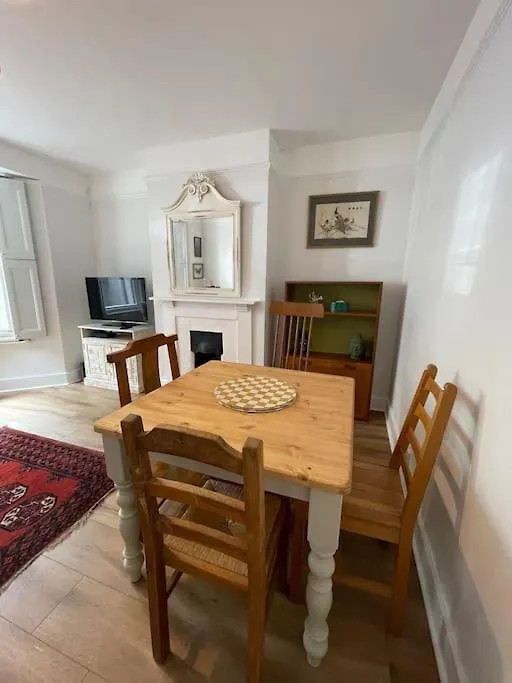 Homely Garden Apartment, Newly Refurbished - Sleeps Four Brighton